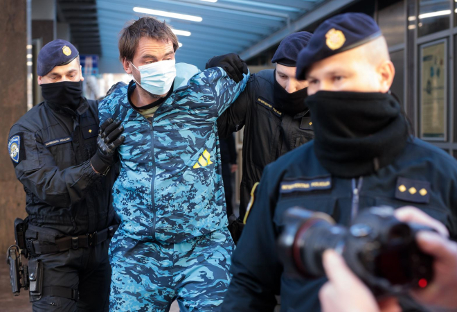 (FOTO) RIJEČKI UBOJICA POKUŠAO SKOČITI KROZ PROZOR! Vriskovi odzvanjali zgradom, urlao kao zvijer: Buka je ledila krv u žilama, jedva su ga svladali