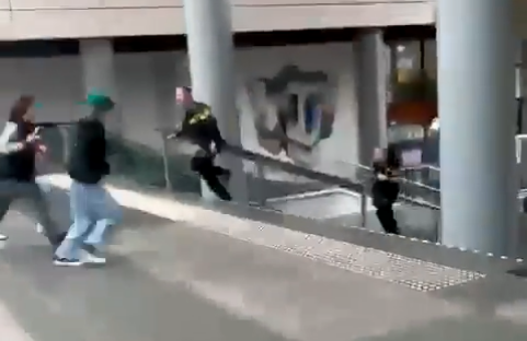 Muškarac u borbenoj odori otvorio vatru, ima mrtvih i ranjenih: Pogledajte paniku u bolnici