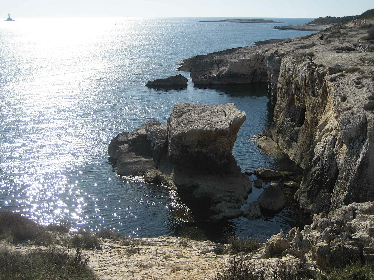 Upozorenje istarske policije: Nesavjesno skakanje u more na rtu Kamenjak rezultiralo teškom ozljedom turistice