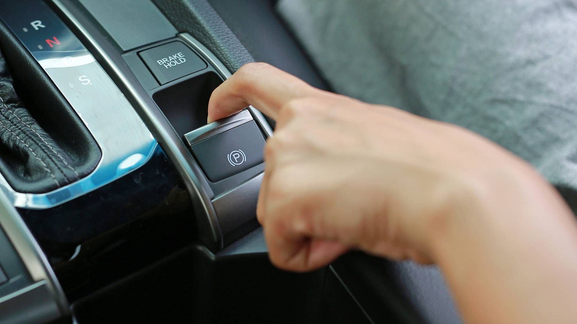 Znate li da možete dobiti kaznu ako ne dignete ručnu kočnicu? Evo koliku