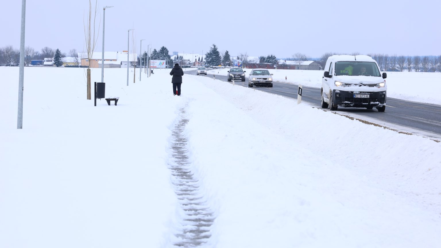 Djelatnicu Općine zadužili da sama lopatom čisti 1,2 kilometara dugu stazu