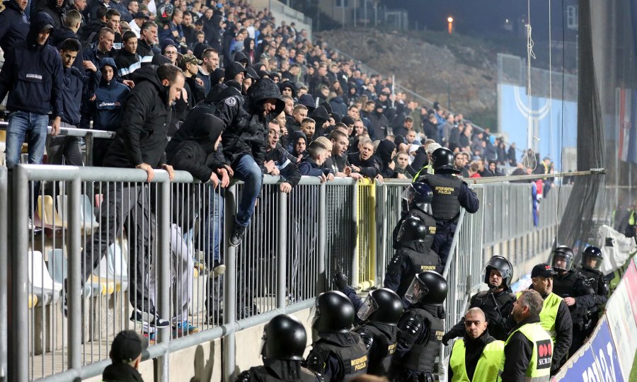 ODLUKA DISCIPLINSKOG SUCA  Rijeka još nikad nije dobila ovako žestoku kaznu, a zbog izgreda navijača na Rujevici kažnjen je i Hajduk