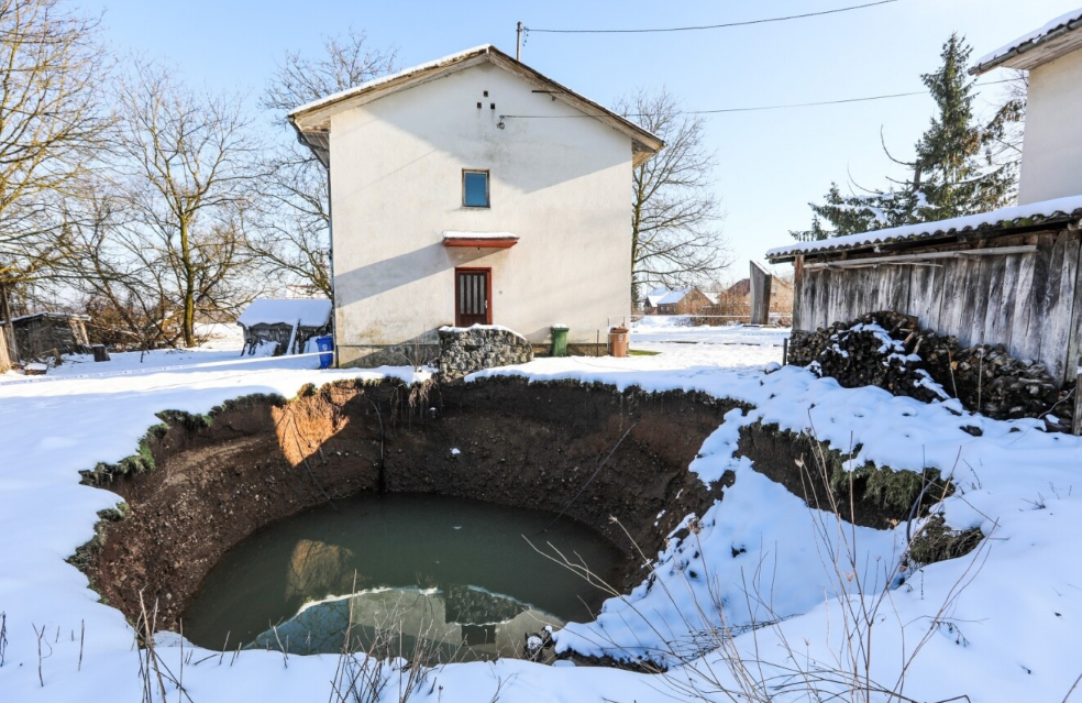 PRIJETI LI EVAKUACIJA? Na području Banovine otvorilo se više od 70 rupa, kontejneri spremni za prihvat stanovništva