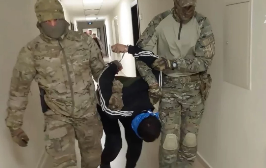 Uhićeni za napad u Moskvi dovedeni pred sud, mučili su ih: Jedan bez uha, drugi u kolicima...