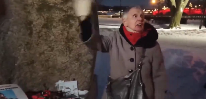 Policija nemilosrdno hapsi, hrabra starica vikala: ‘Putine, izdajniče, ja te se ne bojim’