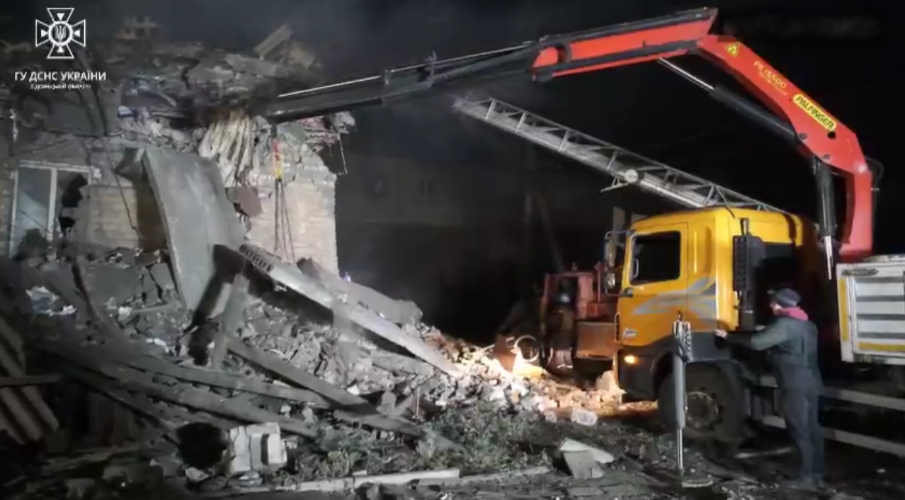 Tragedija u Istočnoj Ukrajini: Jedna osoba poginula, deset ranjeno, četiri zarobljene pod ruševinama nakon noćnih raketnih napada