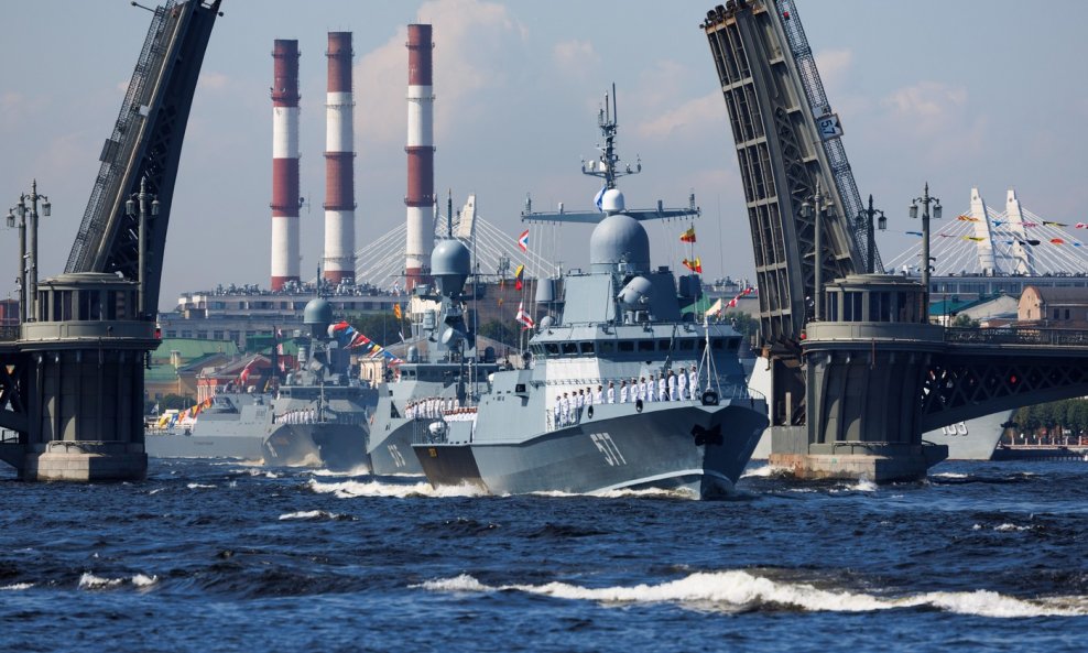 SPREMNI ZA RAT  Rusi započeli goleme mornaričke manevre, u mora diljem svijeta krenulo 300 brodova