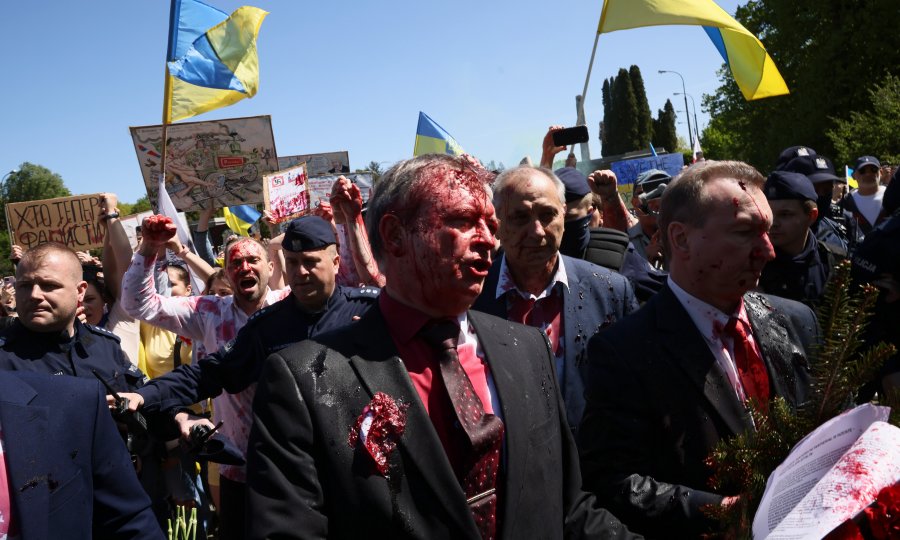 Ruski veleposlanik u Poljskoj zaliven crvenom bojom, prosvjednici mu vikali 'fašisti'