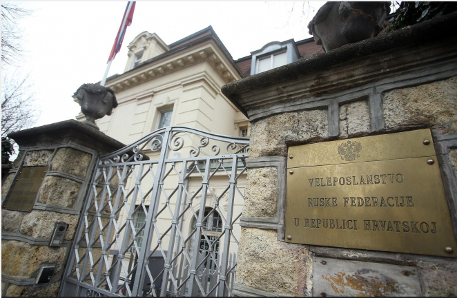 HRVATE ULOVILO TOTALNO LUDILO ZA RUSKIM CJEPIVOM! ‘Opsjedaju’ rusko veleposlanstvo, zovu, šalju mailove, čak žele i u Rusiju!