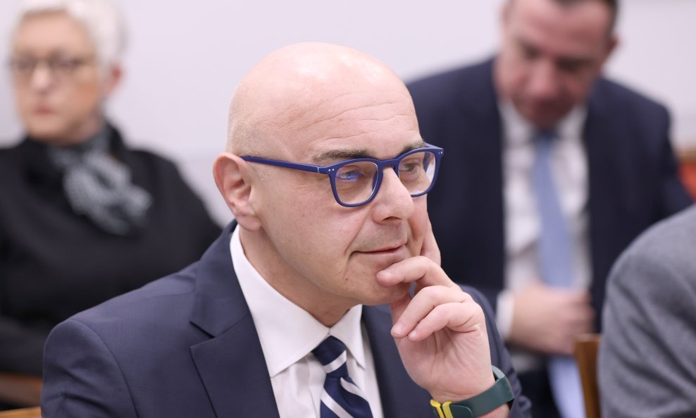 Ministar Ružić najavio isplatu mirovina bez penalizacije