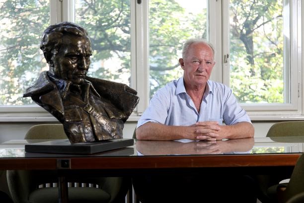 Ima li portal SABA RH, sabh.hr  ovlasti prozivati pojedince i medije i optuživati ih za govor mržnje i ustaštvo? Po Zakonu  o elektroničkim medijima za to je zaduženo Vijeće za elektroničke medije VEM