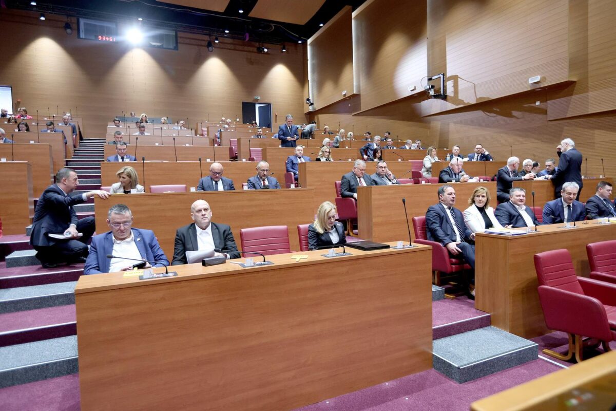 Oporba kritizira rebalans proračuna: “Građani gledaju u prazne frižidere”, Primorac brani rebalans: "Veće mirovine, plaće..."