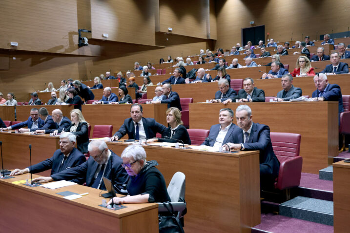 HRVATSKI SABOR  Usvojeni Bačićevi zakoni. Ljevica i Most idu na ocjenu ustavnosti i referendum