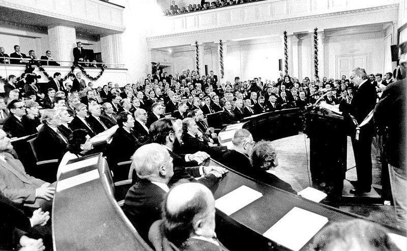 22. prosinca 1990. godine donesen je prvi ustav neovisne Republike Hrvatske - "Božićni Ustav"