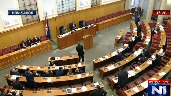 Nivo komunikacije u Saboru na niskim granama, Orešković: Ništa čudno, većinu čine prebjezi, žetoni, optuženici i nasilnici