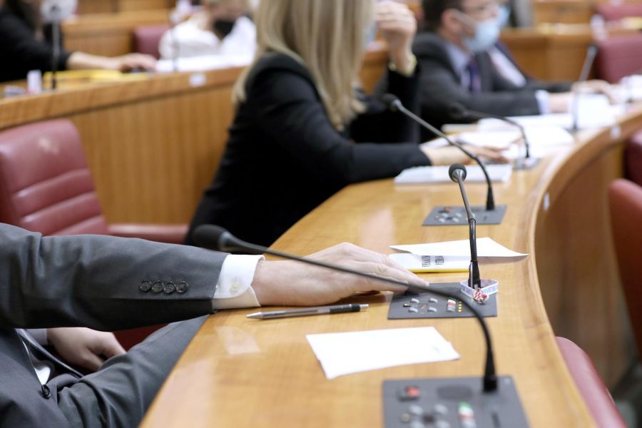 Ovo je popis svih zastupnika koji koriste naknadu za odvojeni život