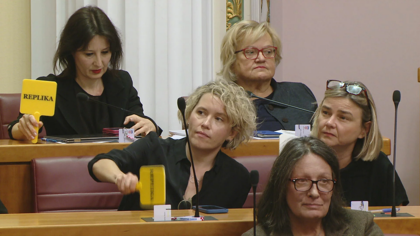 Kakav cirkus! Pogledajte koji su zastupnici lupanjem oštetili klupe u Saboru: "Bit će potrebna i procjena štete"