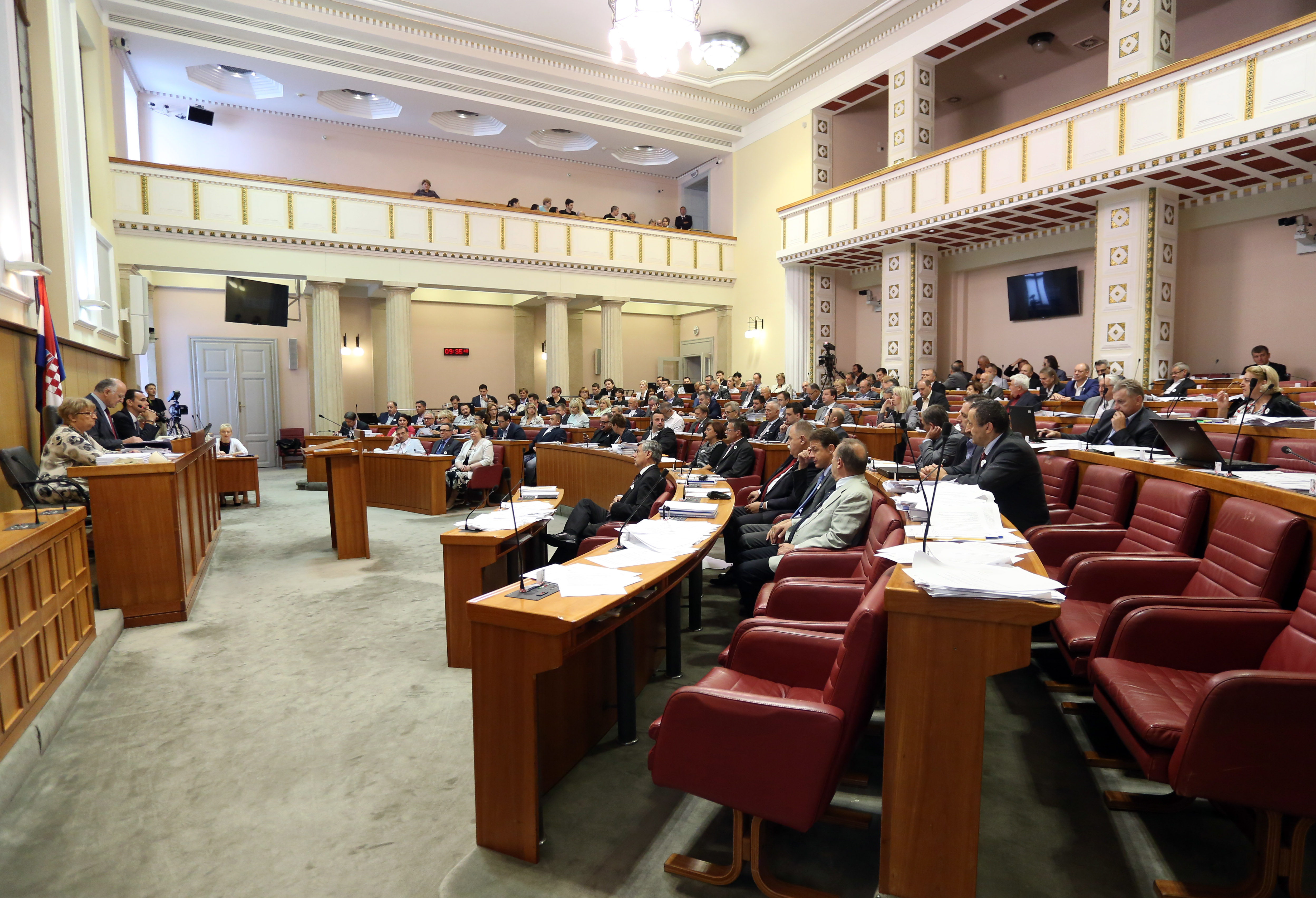 Plaćen stan, režije, automobil i cestarina: Koliko su nas koštali saborski zastupnici?
