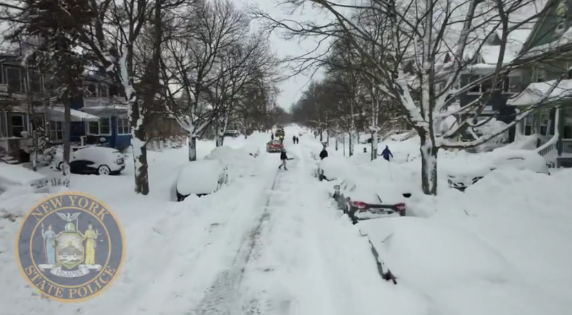 Najrazornija oluja u SAD-u još traje: Ljudi umiru i bez struje su, pljačkaju se benzinske i dućani