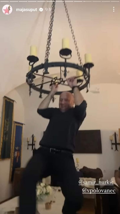 LUSTERI SLUŽE ZA RASVJETU, A MAJMUNI SKAČU PO DRVEĆU ILI LIJANAMA DOK IH PONESE (VIDEO)