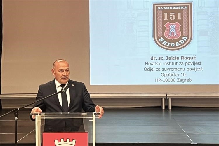 Ministar Medved s učenicima na satu povijesti o Domovinskom ratu