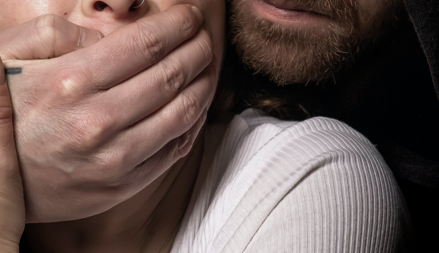 Muškarac djevojku (18) udario šipkom pa je silovao: U bijegu je, policija ga intenzivno traži