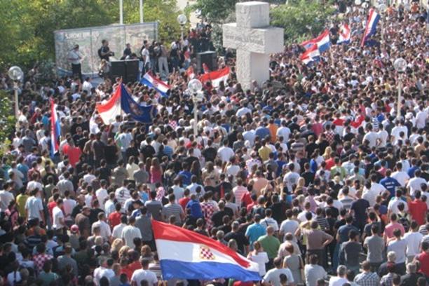 ‘TKO ZADNJI ODE, NEKA UGASI SVJETLO!’ Objavio sliku s pesimističnom porukom, odmah mu stigao odgovor: ‘Malo kriminala, sigurna zemlja, dobra klima…