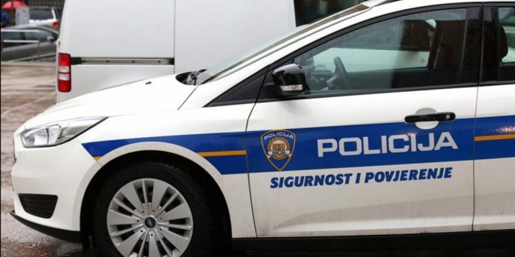 Tragedija na autocesti: U sudaru automobila i kamiona poginula jedna osoba