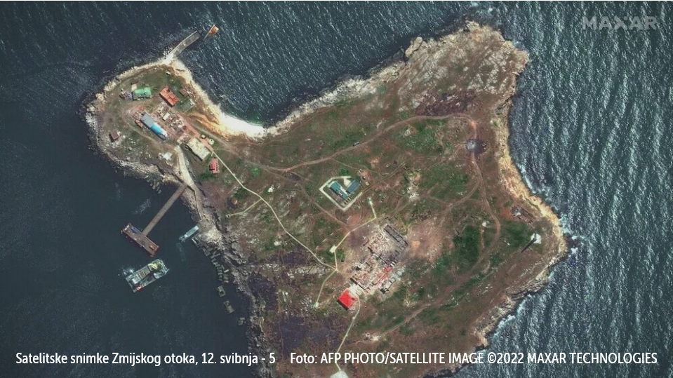 FOTO Satelitske snimke prikazuju nova oštećenja na Zmijskom otoku. Ukrajinci: "Zahvaljujući nama zapalio se brod ruske flote"