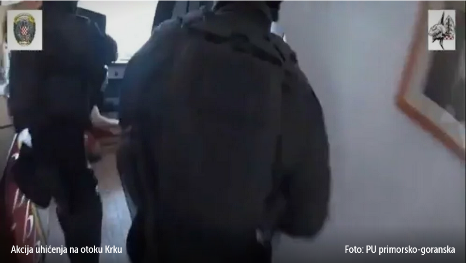 VIDEO Trojac razvalio bankomat u Malinskoj na Krku, ali policija im je ubrzo ušla u trag: Pogledajte dramatičnu snimku njihova uhićenja