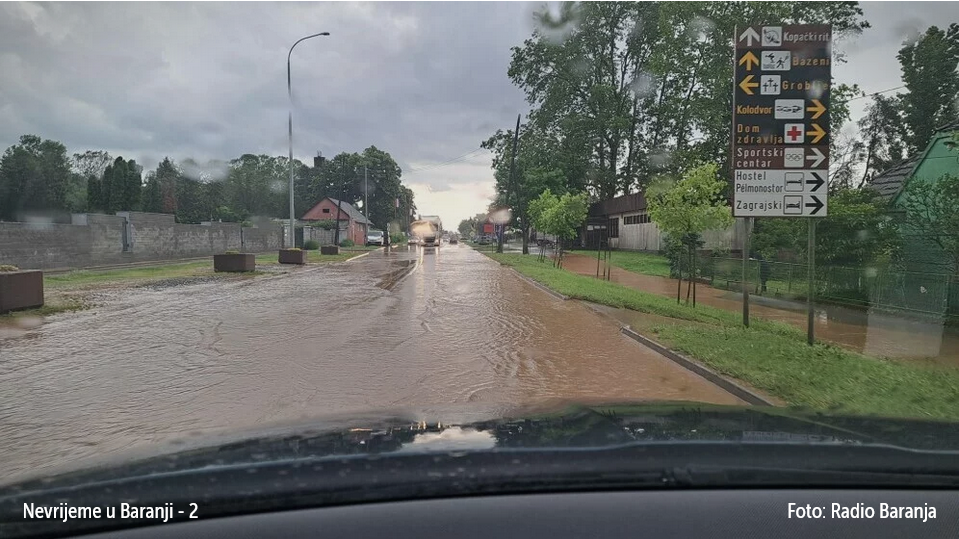 Osječko-baranjsku županiju pogodilo snažno nevrijeme: Voda poplavila podrume, ulice i dvorišta