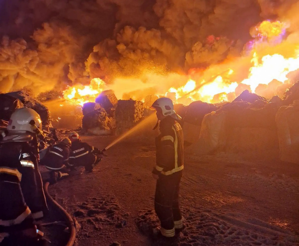 Drama u Osijeku: Ogromni požar u pogonu 'Drava International' stvara kaos i zagađenje zraka