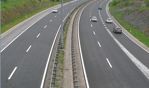 HAK: Kolnici su mjestimice mokri i skliski zbog povremeno jakih pljuskova kiše