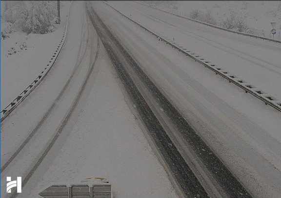 Zimski uvjeti i snijeg u Lici i Gorskom kotaru: Oprez na cestama, narančasto upozorenje zbog bure