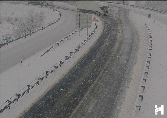 Olujni vjetar i snijeg paralizirali promet u priobalju i Gorskom kotaru: HAK apelira na vozače