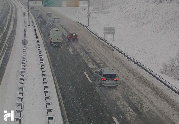 Snijeg paralizira promet diljem Hrvatske: Policija isključuje vozila bez zimske opreme