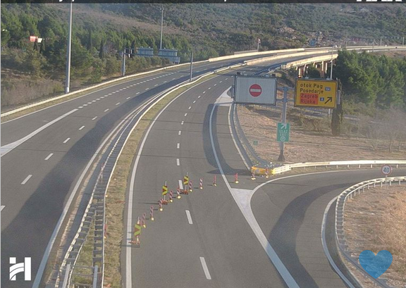 Olujni vjetar zatvorio ključne prometnice i prekinuo brodske linije