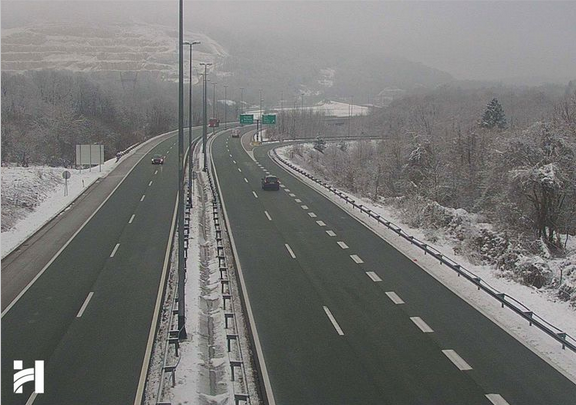 HAK upozorava: Jak vjetar, prometne nesreće i zimski uvjeti usporavaju promet diljem Hrvatske