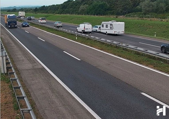 Kaotično jutro na cestama: Biciklist na A7, gužve prema moru, vjetar usporava promet