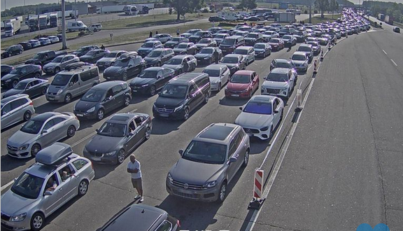 Pojačan promet i gužve na granicama – čekanja na Bajakovu i do četiri sata
