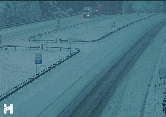 Badnja noć uz snijeg i buru: Zimski uvjeti otežavaju promet diljem Hrvatske