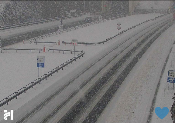 Snijeg i olujni vjetar paralizirali promet prema primorju, izdana crvena upozorenja