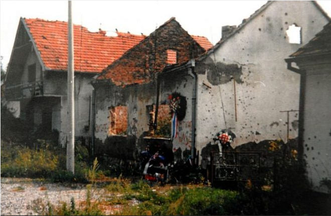 (VIDEO) ESKALACIJA U SRBIJI! PROSVJEDNICI RAKETAMA ZA VATROMET GAĐALI ZASTAVU CRNE GORE: Skandirali imena Mladića i Karadžića