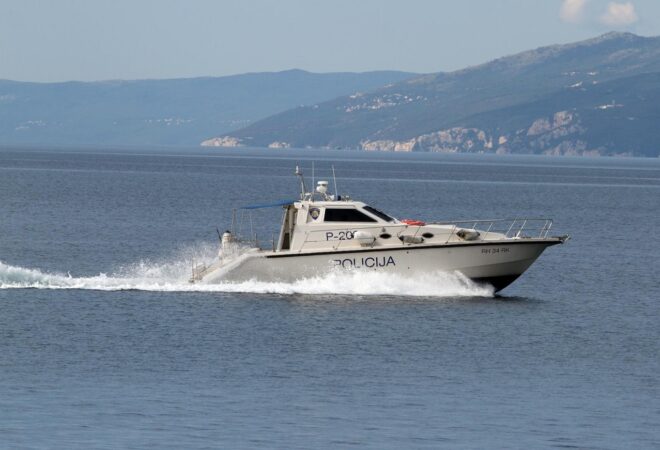 UBIJEN MUŠKARAC U SELINAMA: Tijelo pronađeno u moru, uhićene dvije osobe, jedna u bijegu