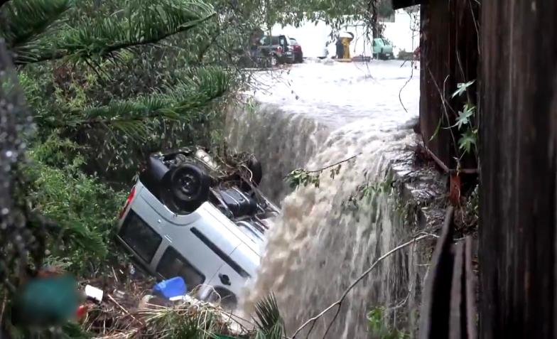 Vodena bujica na Siciliji odnijela parkirane automobile u more. Spasilačke ekipe intervenirale zbog obilnih kiša
