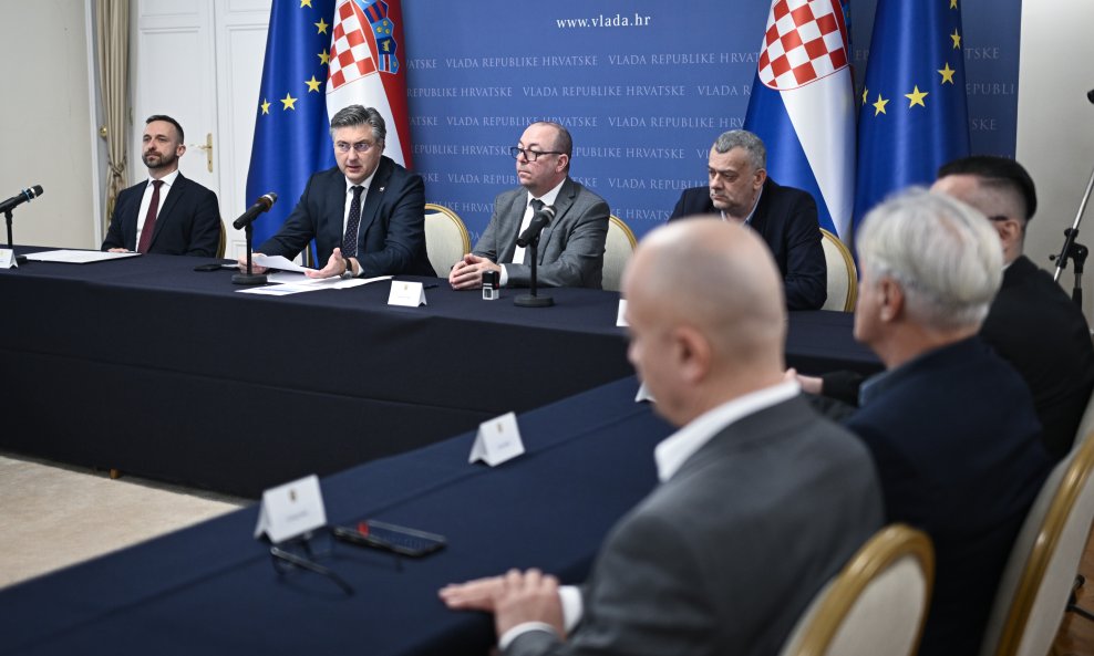 Četiri školska sindikata odbila staviti potpis na kolektivni ugovor