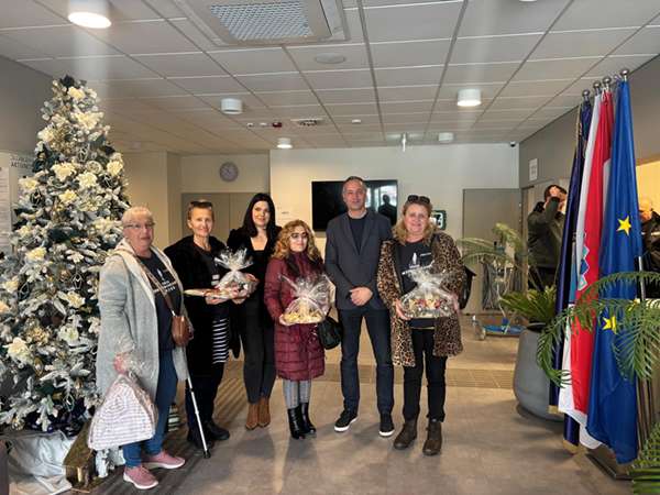 Udruga „Žene u Domovinskom ratu“ Zadar uručila donaciju knjiga Veteranskom centru Sinj