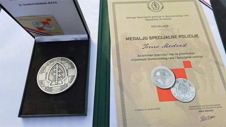 Udruga Specijalne policije iz Domovinskog rata dodijelila medalju ministru Medvedu