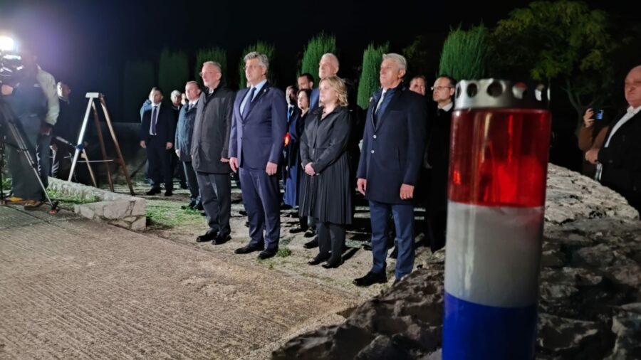 Plenković u Škabrnju stigao sa Šimpragom: Mještani i branitelji im okrenuli leđa, "Sramite se!"