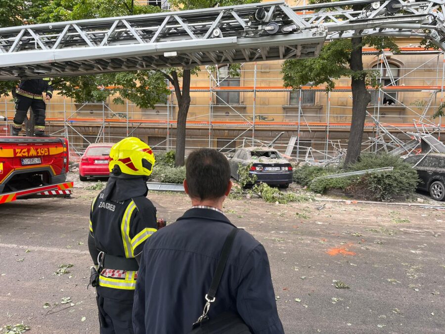 TOTALNI KAOS U ZAGREBU! Urušio se komad zgrade, ulica ‘žila kucavica’ potpuno zatvorena: Pala je skela